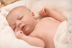 Mặc đồ cho trẻ sơ sinh mùa đông: Như thế nào là đủ ấm?