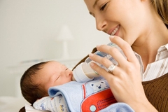 Vệ sinh bình sữa cho bé an toàn và đúng cách