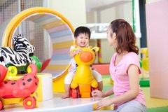 Học mẹ Nhật lựa chọn đồ chơi dành cho trẻ sơ sinh