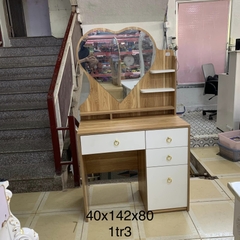 Bàn trang điểm nâu gương trái tim