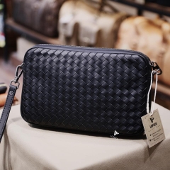 Clutch kiêm túi đeo chéo da đan