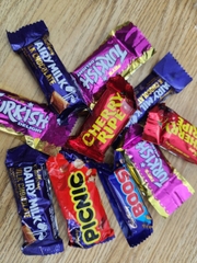 Socola mix Cadbury Variety Jumbo Chocolate Box 1.56kg là tuyển chọn 110 thanh sô cô la thơm ngon, bao gồm các loại được yêu thích phổ biến như Dairy Milk, Crunchie, Cherry Ripe, Turkish Delight, Picnic và Boost