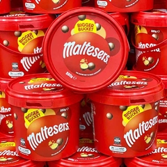 Bánh xốp mạch nha bọc socola Maltesers Bigger Bucket 880g