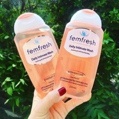 Dung dịch vệ sinh phụ nữ cao cấp hàng ngày Femfresh Daily Wash 250ml
