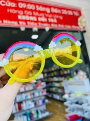 Mắt kính cầu vòng dễ thương cho bé đi du lịch (2)