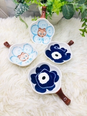 CHÉN ĐỰNG NƯỚC CHẤM GIA VỊ BÔNG HOA CÓ QUAI CẦM (2)