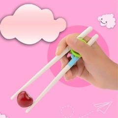 Đũa Tập Ăn Cho Bé (giao màu ngẫu nhiên)