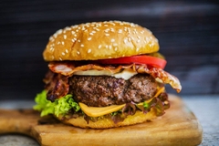Burger đĩa bay và 3 kiểu bánh mì lạ vị ở TP.HCM