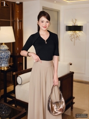 Áo thun cổ V lá mí ngực cách điệu duyên dáng NKAT2508001