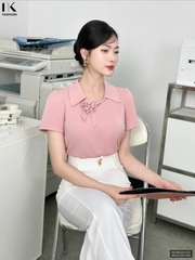 Áo sơ mi lá cổ V đính hoa kiểu mới, màu sắc nhã nhặn NKSM2501023