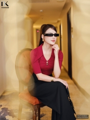 Áo thun cổ V lá mí ngực cách điệu duyên dáng NKAT2508001