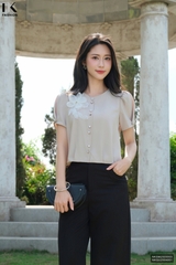 Sơ mi  hoa ngực bo gấu mới lạ, tinh tế NKSM2505003