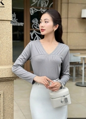 ÁO LEN DÀI TAY CỔ V XẾP LY THỜI TRANG NK FASHION NKAL2406002