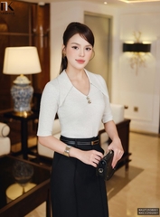 Áo thun cổ V lá mí ngực cách điệu duyên dáng NKAT2508001