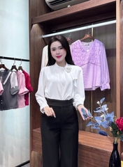 SƠ MI NHÚN CỔ TRÒN HOA NGỰC THỜI TRANG, THANH LỊCH, TRẺ TRUNG UKFSM2408012