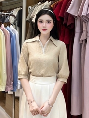 Sơ mi lá cổ V kê ren dễ mặc che khuyết điểm UKSM2506019