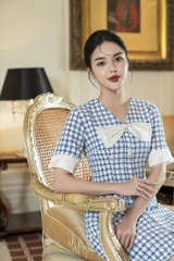 Váy cổ tim, nơ ngực phối, nẹp đính cúc