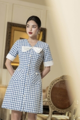Váy cổ tim, nơ ngực phối, nẹp đính cúc