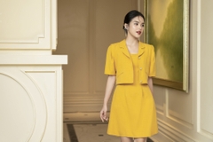 Áo croptop cổ hai ve dáng suông túi cơi chéo
