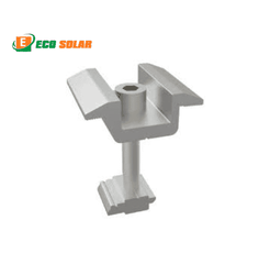 Bát kẹp giữa tấm pin năng lượng mặt trời