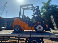 Bàn giao xe nâng UN mới về Tuyên Quang