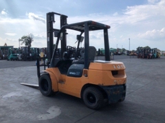 Xe nâng Toyota 7fd25 -21643 gật gù lốp đôi số sàn