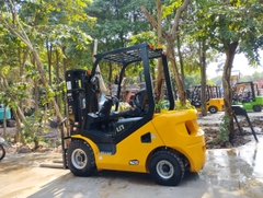 Xe nâng mới UN FD25 chui công mới 100%