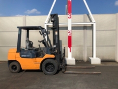 Xe nâng Toyota 7fd25 -21643 gật gù lốp đôi số sàn