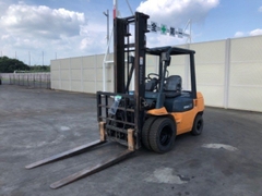 Xe nâng Toyota 7fd25 -21643 gật gù lốp đôi số sàn
