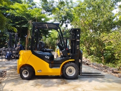Xe nâng mới UN FD25 chui công mới 100%