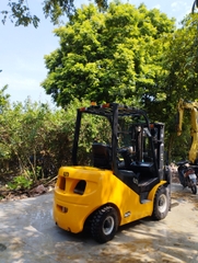 Xe nâng mới UN FD25 chui công mới 100%