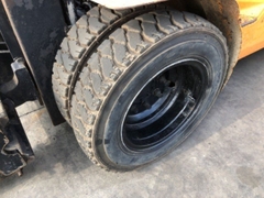 Xe nâng Toyota 7fd25 -21643 gật gù lốp đôi số sàn