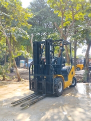 Xe nâng mới UN FD25 chui công mới 100%