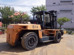 Xe nâng toyota 4FD230-10019 dùn cho ngành luyện quặng.