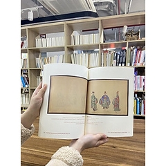 Nghệ Thuật Minh Họa Áo Mũ Thời Nguyễn Đầu Thế Kỷ XX - Alphabooks - 435k CK80