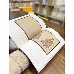 Nghệ Thuật Minh Họa Áo Mũ Thời Nguyễn Đầu Thế Kỷ XX - Alphabooks - 435k CK80