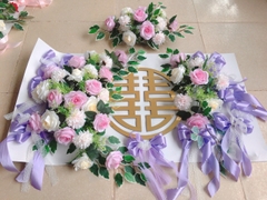 Bảng hoa xe dâu hồng trắng nơ tím chữ hỷ