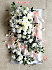 Bảng hoa xe dâu màu trắng nơ hồng