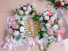 Bảng hoa xe dâu hồng trắng nơ hồng chữ hỷ