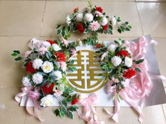 Bảng hoa xe dâu đỏ hồng trắng nơ hồng chữ hỷ