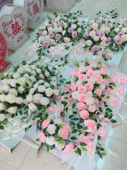 Bảng hoa xe dâu màu trắng nơ hồng