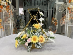 Giỏ hoa sắt tam giác decor trang trí