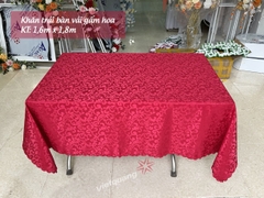 Khăn trải bàn gấm hoa văn đỏ 1.6 x 1.8 m