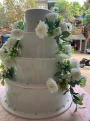 Bánh kem 4 tầng hoa trắng