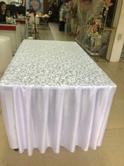 Khăn trải bàn gấm hoa văn trắng 1.6 x 1.6 m