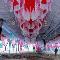 Trần hoa mây sợi kim tuyến nền đỏ