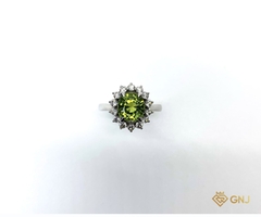 Nhẫn bạc đính đá Peridot xanh lá.