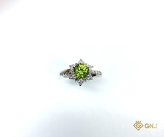 Nhẫn bạc đính đá Peridot xanh lá tự nhiên.