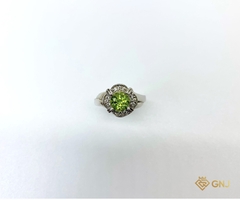 Nhẫn bạc đính đá Peridot tự nhiên.