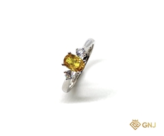 Nhẫn nữ vàng trắng đính đá sapphire vàng thiên nhiên.